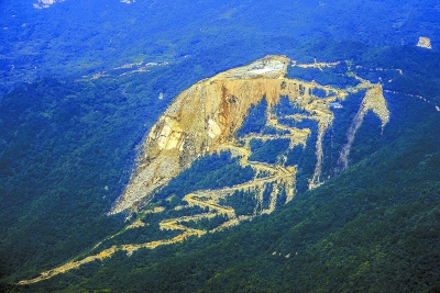 湖南臨湘市白羊田鎮(zhèn)大理石開采后山體像枯萎的樹葉