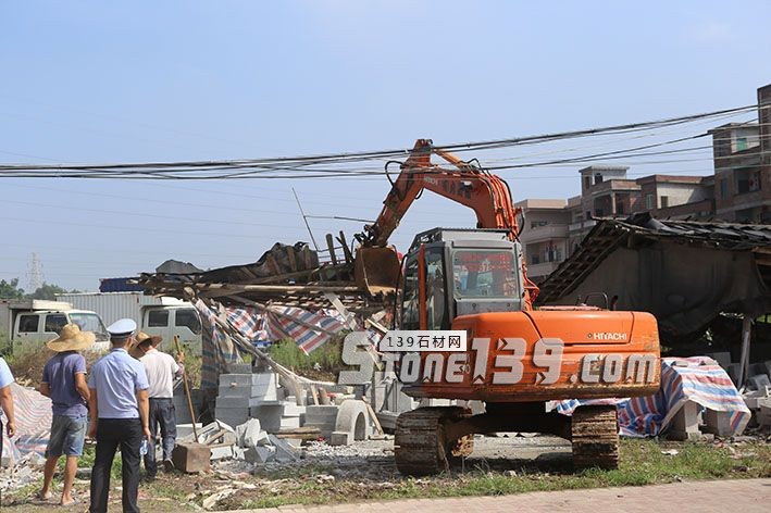 廣東羅定市大力整治大崗路石材加工點(diǎn)，為市民營造良好生活環(huán)境