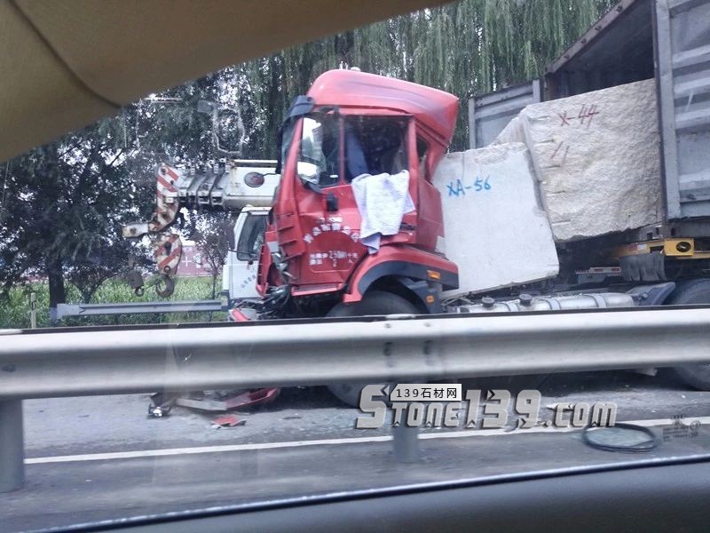 山東平邑327國道驚險一幕，幾噸重的石材荒料從集裝箱滑出摧毀車頭