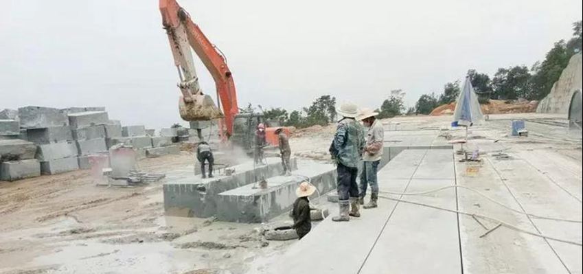 四川萬源青石礦山開采現場實拍圖